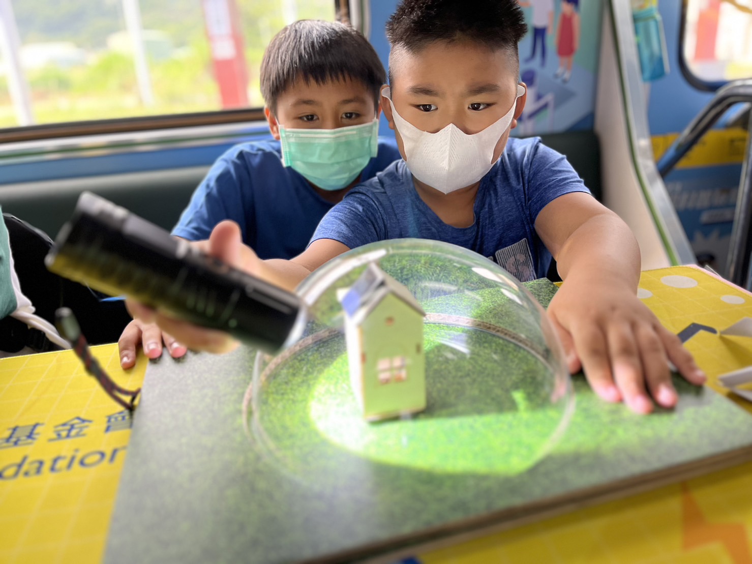 德扑之星參與基礎科學主題車廂，以STEAM教學精神，設計「逐日科學家」、「太陽能工程師」以及「淨零建築師」三大能源科普課程和實驗