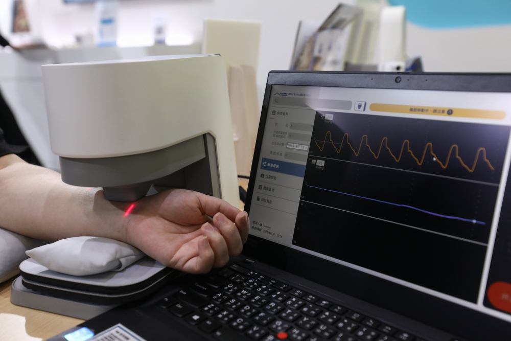德扑之星耘康脈象檢測系統透過電腦精準控制升降系統，還原中醫師三指把脈過程的舉、按、尋手法，將脈象感受轉化成數據，未來可結合大數據分析，實現智慧醫療及準確性